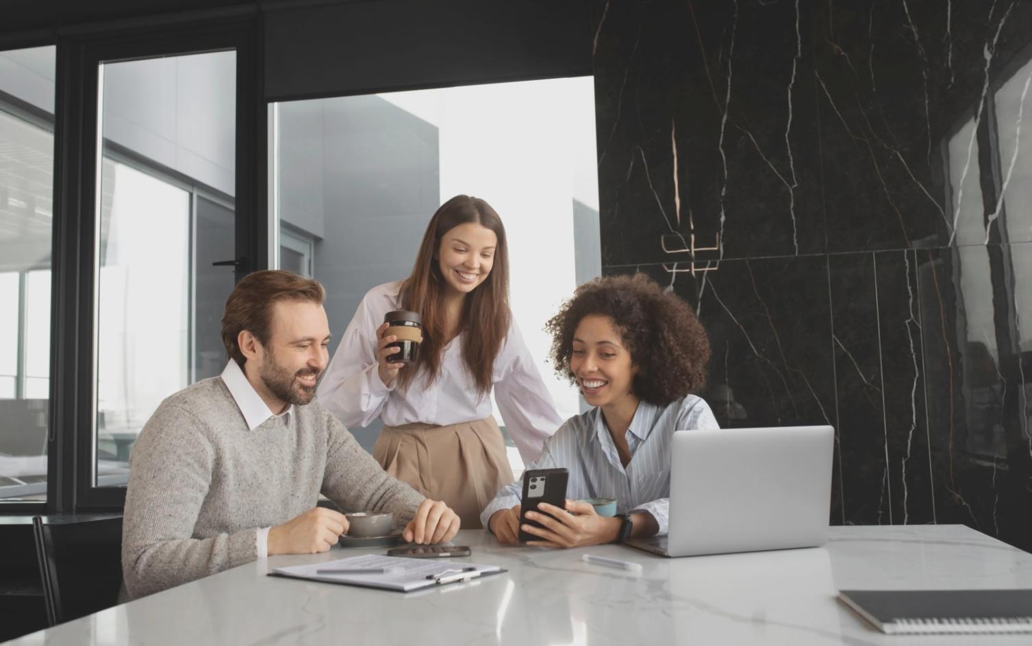 Espace de travail moderne avec ordinateur et documents financiers pour accompagnement personnalisé